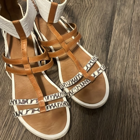 Coach women’s Nillie Tan and White Sandals with Braided Straps size 7 - Picture 3 of 6